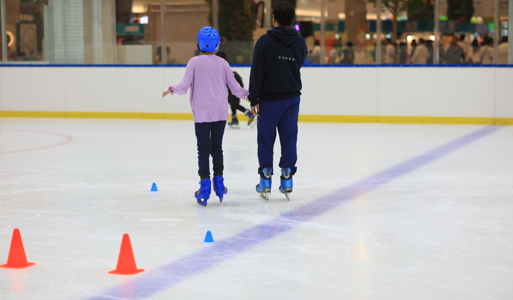 Image of 2 people skating